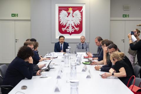 RPO Marcin Wiącek i grupa osób siedzi za stołem konferencyjnym