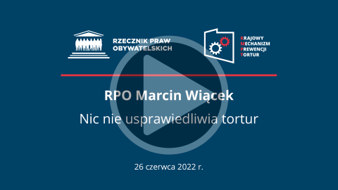 Plansza z napisem: Marcin Wiącek, Nic nie usprawiedliwia tortur, 26 czerwca 2022 r - – i przyciskiem odtwarzania wideo