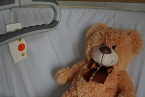 zdjęcie szpitalnego łóżka z misiem do zabawy dla dziecka 