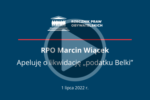 Plansza z napisem "RPO Marcin Wiącek - Apeluję o likwidację "podatku Belki" - 1 lipca 2022 r." i przyciskiem odtwarzania wideo