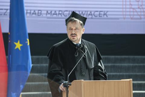 RPO Marcin Wiącek w todze uniwersyteckiej przemawiający na zakończeniu roku akademickiego WPiA UW
