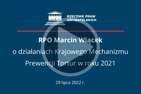 Plansza z napisem - RPO Marcin Wiącek o działaniach Krajowego Mechanizmu Prewencji Tortur w 2021 roku. 29 lipca 2022 r. - i przyciskiem odtwarzania wideo