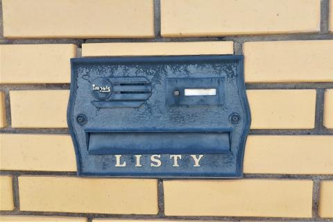 Skrzynka pocztowa z napisem "listy"