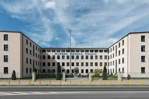 budynki wyższej szkoły policji_Szczytno_Fot._Adrian_Grycuk_ Wikimedia