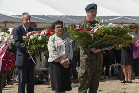 ZRPO Hanna Machińska w asyście żołnierza składa wieniec pod pomnikiem