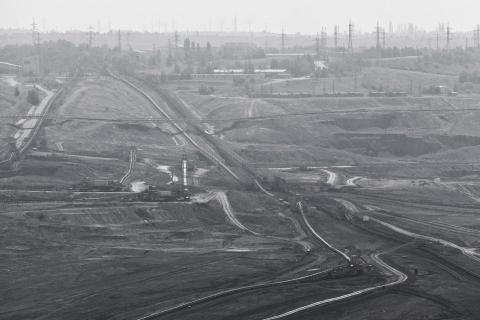 Krajobraz dużego terenu zniszczonego przez działalność zakładów przemysłowych lub koalni