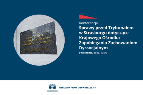 Plansza z tekstem "Konferencja - Sprawy przed Trybunałem w Strasburgu dotyczące Krajowego Ośrodka Zapobiegania Zachowaniom Dyssocjalnym - 9 września, godz. 10" i ilustracją przedstawiającą kamienną tablicę przy bramie do KOZZD w Gostyninie