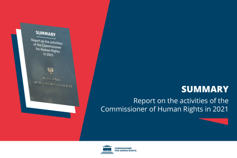 Plansza z tekstem "Summary report on the activities of the Commissioner of Human Rights in 2021" i okładką książki