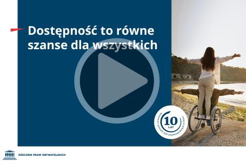 Plansza z napisem "Dostępność to równe szanse dla wszystkich. 10 lat Konwencji o prawach osób niepełnosprawnych w Polsce" i ilustracją z dwoma osobami z rozłożonymi na boki rękami na plaży, jedna siedząca na wózku, druga stojąca za nią oraz przyciskiem odtwarzania wideo