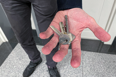 klucze do mieszkania na wyciągniętej dłoni 