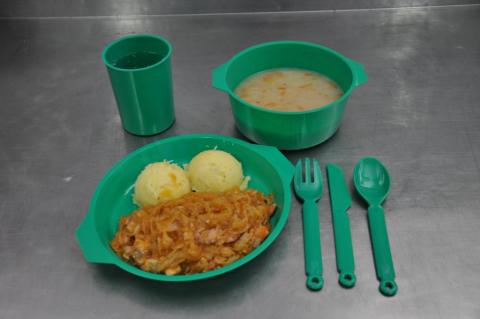 zdjęcie zupy, drugiego dania, sztućców i kubka z napojem 