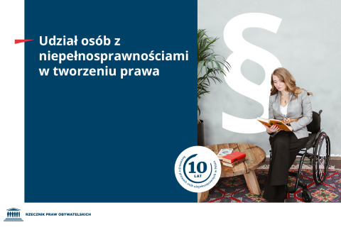 Plansza z napisem "Udział osób z niepełnosprawnościami w tworzeniu prawa. 10 lat Konwencji o prawach osób niepełnosprawnych w Polsce" i ilustracją kobiety siedzącej na wózku przy stoliku i czytającej książkę, w tle na ścianie duży paragraf