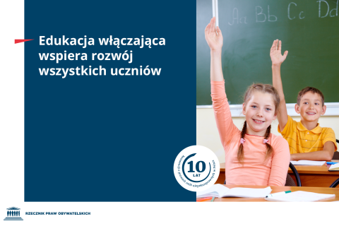 Plansza z tekstem "Edukacja włączająca wspiera rozwój wszystkich uczniów" i ilustracją przedstawiającą dwójkę dzieci z dłońmi w górze w szkolnej klasie