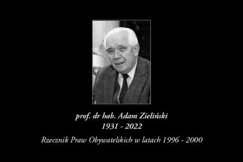 Na czarnym tle czarno białe zdjęcie mężczyzny w garniturze, podpis prof. dr. hab. Adam Zieliński, 1931-2022, Rzecznik Praw Obywatelskich w latach 1996-2000