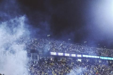 dymy nad stadionem podczas meczu 