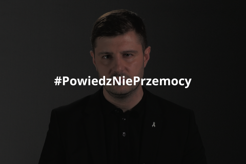 Valeri Vachev stojący na ciemnym tle i spoglądający w obiektyw. Na obraz nałożony jest hashtag "Powiedz Nie Przemocy"