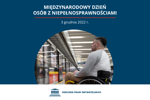 Plansza z napisem "Międzynarodowy Dzień Osób z Niepełnosprawnościami, 3 grudnia 2022 r." i zdjęciem mężczyzny poruszającego się na wózku na stacji metra, na dole logo Rzecznik Praw Obywatelskich
