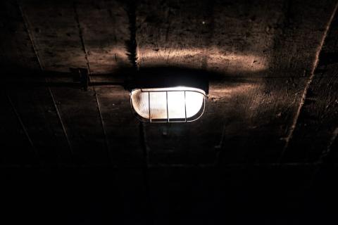 lampa na stropie w miejscu schronienia