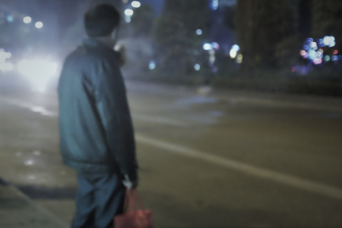 samotny człowiek nocą przy ulicy