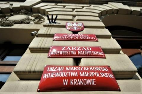 trzy tablice przy wejściu do urzędu