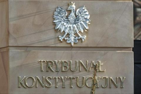 Tablica z godłem RP i napisem Trybunał Konstytucyjny  