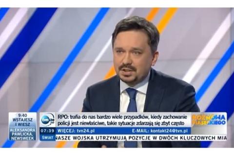Zrzut ekranu z nagraniem rozmowy z RPO Marcinem Wiąckiem na antenie TVN24