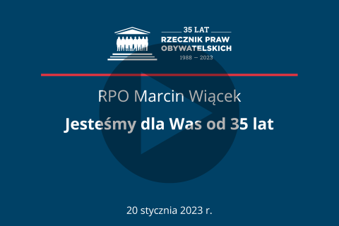 Plansza z tekstem "RPO Marcin Wiącek - Jesteśmy dla was od 35 lat - 20 stycznia 2023 r.", logiem Rzecznika Praw Obywatelskich i symbolem odtwarzania wideo