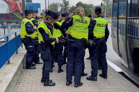 grupa młodych policjantek i policjantów w kamizelkach 