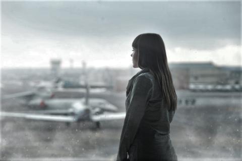 kobieta patrzy w porcie lotniczym na samoloty 
