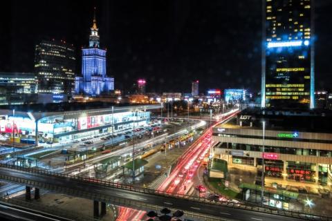 widok rozświetlonego miasta w nocy 