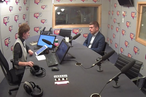 ZRPO Wojciech Brzozowski rozmawia z dziennikarką w studiu radiowym