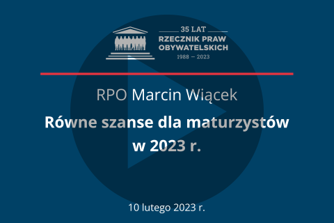 Plansza z napisem "RPO Marcin Wiącek, Równe szanse dla maturzystów w 2023 r" i przyciskiem odtwarzania wideo