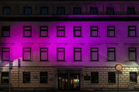 Elewacja budynku Biura RPO podświetlona na fioletowy kolor