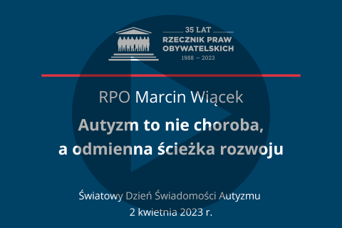 Plansza z tekstem "RPO Marcin Wiącek - Autyzm to nie choroba, a odmienna ścieżka rozwoju" i naniesionym symbolem play - trójkątem w kole