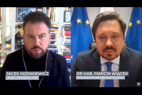 Zrzut ekranu z dwoma osobami prowadzącymi rozmowę z podpisami: Jacek Nizinkiewicz "Rzeczpospolita, Marcin Wiącek Rzecznik Praw Obywatelskich