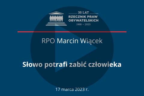 Plansza z tekstem "RPO Marcin Wiącek - Słowo potrafi zabić człowieka - 17 marca 2023 r." i symbolem play -trójkątem w kole