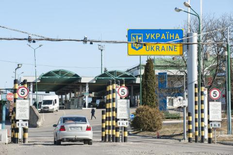 droga prowadząca do zadaszonego przejścia granicznego, na znaku napis "Ukraina"
