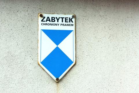 Tabliczka z napisem "Zabytek chroniony prawem"