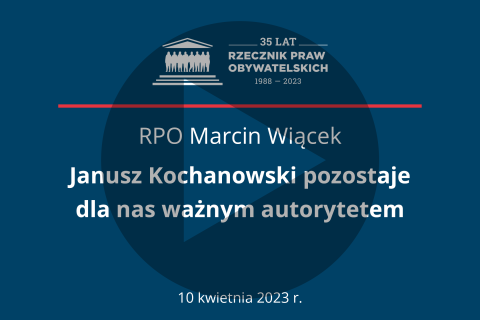 Plansza z tekstem "RPO Marcin Wiącek - Janusz Kochanowski pozostaje dla nas ważnym autorytetem - 10 kwietnia 2023 r." i symbolem play - trójkątem w kole