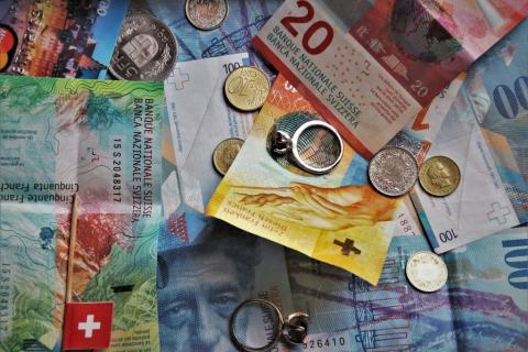banknoty franków szwajcarskich a na nich bilon