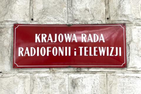 tablica z tekstem krajowa rada radiofonii i telewizji 