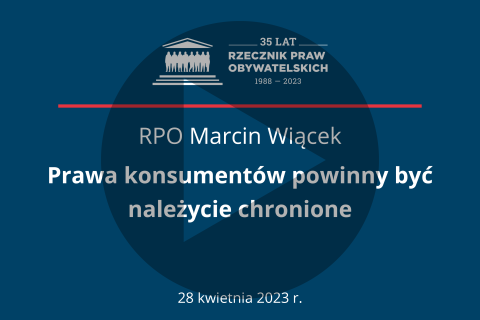 Plansza z tekstem "RPO Marcin Wiącek - prawa konsumentów powinny być należycie chronione - 28 kwietnia 2023 r." i symbolem odtwarzania - trójkątem w kole