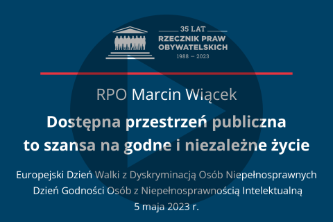 Plansza z tekstem "RPO Marcin Wiącek - Dostępna przestrzeń publiczna to szansa na godne i niezależne życie - 5 maja 2023 r." i symbolem odtwarzania wideo