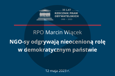 Plansza z tekstem "RPO Marcin Wiącek - NGO-sy odgrywają nieocenioną rolę w demokratycznym państwie - 12 maja 2023 r." i symbolem odtwarzania - trójkątem w kole