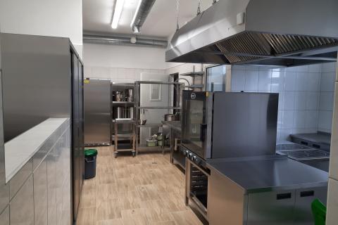 Na zdjęciu duża kuchnia szkolna