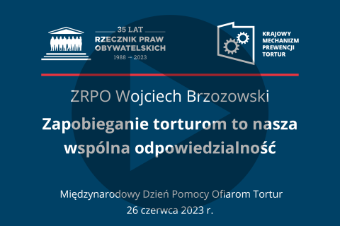 Plansza z tekstem "ZRPO Wojciech Brzozowski - zapobieganie torturom to nasza wspólna odpowiedzialność - Międzynarodowy Dzień Pomocy Ofiarom Tortur - 26 czerwca 2026 r.