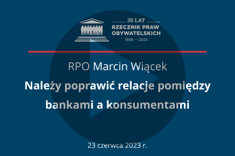 Plansza z tekstem "RPO Marcin Wiącek - należy poprawić relacje pomiędzy bankami a konsumentami" i naniesionym na nią symbolem odtwarzania - trójkątem w kole