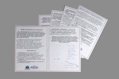 Sześć kartek papieru zadrukowanych tekstem drukowanym oraz pismem w alfabecie Braille'a