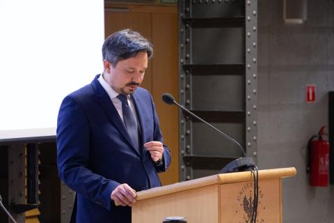 RPO Marcin Wiącek przemawia z mównicy w auli uniwersyteckiej