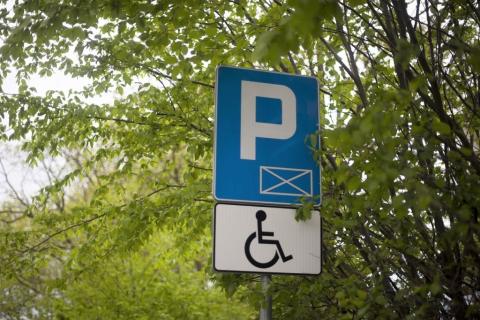 oznaczenie miejsca parkingowego dla osób z niepełnosprawnościami